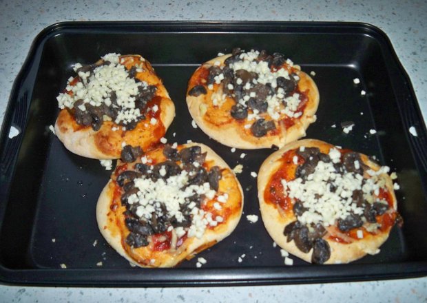 Fotografia przedstawiająca Pizza z pieczarkami i serem mozarella