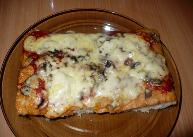 Fotografia przedstawiająca pizza z pieczarkami i serem