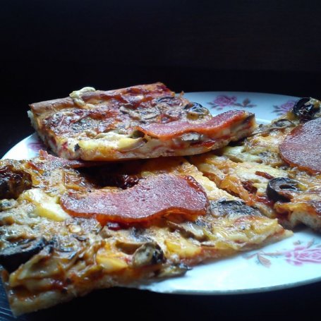 Krok 4 - Pizza z pieczarkami i suszonymi pomidorami z zalewy foto