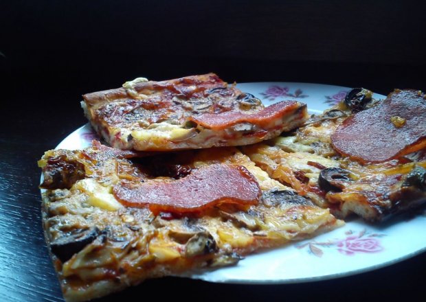 Fotografia przedstawiająca Pizza z pieczarkami i suszonymi pomidorami z zalewy