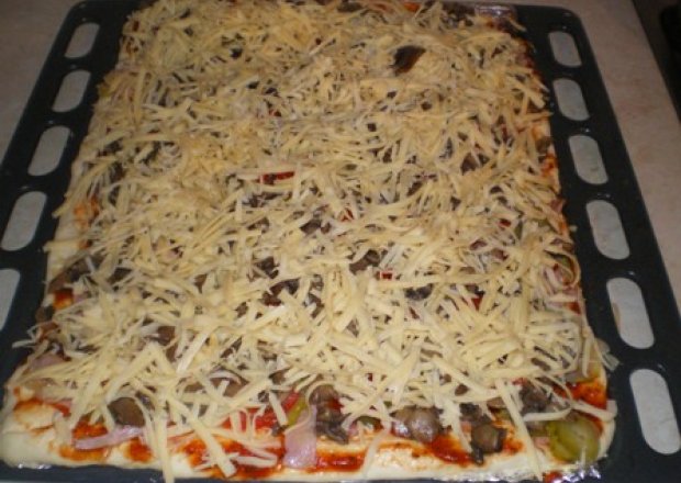 Fotografia przedstawiająca Pizza z pieczarkami i szynką