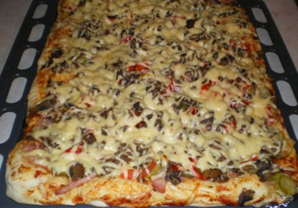 Pizza z pieczarkami i szynką foto