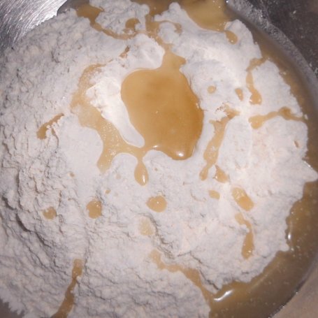 Krok 2 - Pizza z pieczarkami i z wędlinami polana sosem czosnkowym foto