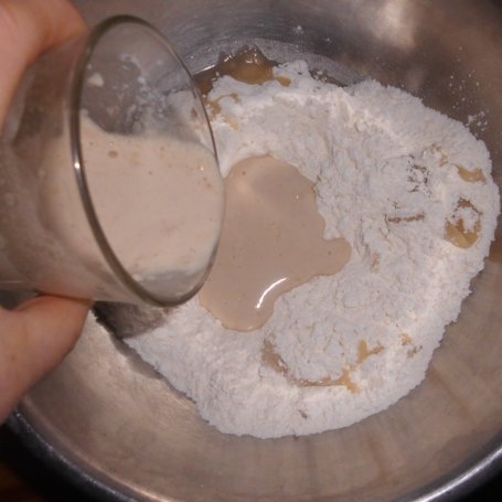 Krok 4 - Pizza z pieczarkami i z wędlinami polana sosem czosnkowym foto