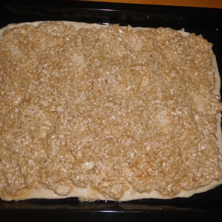 Krok 5 - Pizza z pieczarkami i z wędlinami polana sosem czosnkowym foto