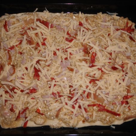 Krok 7 - Pizza z pieczarkami i z wędlinami polana sosem czosnkowym foto