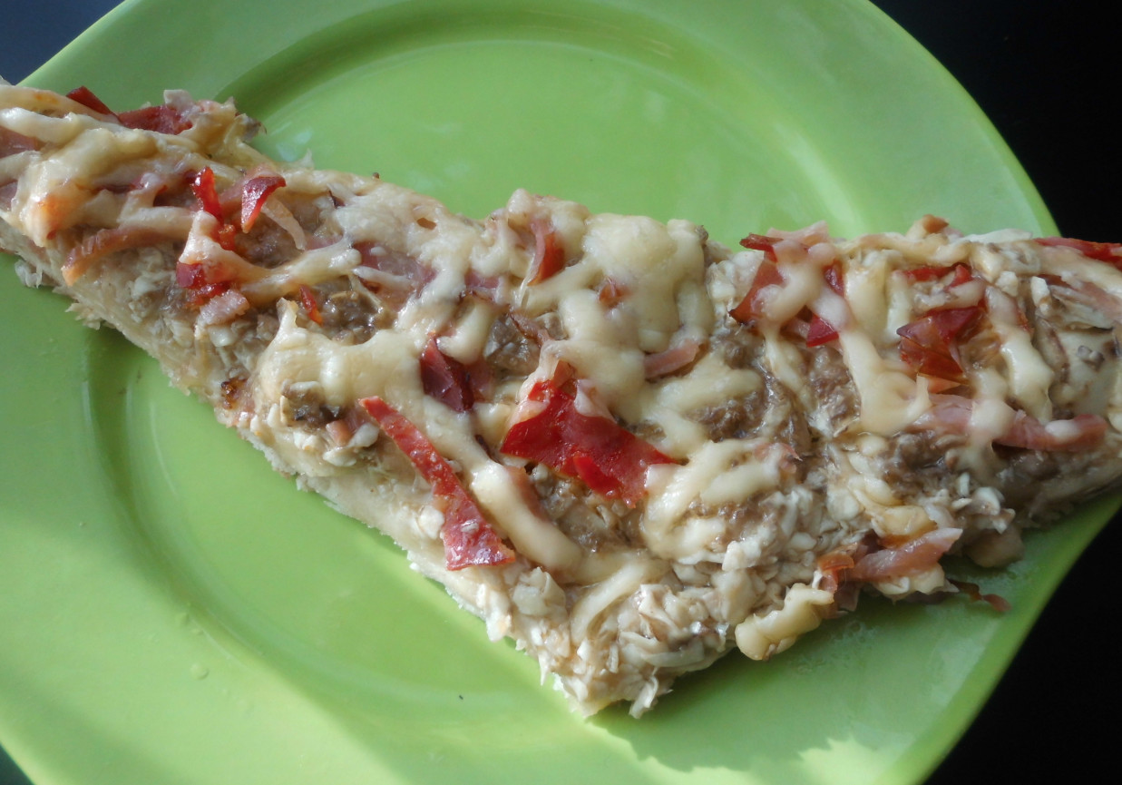 Pizza z pieczarkami i z wędlinami polana sosem czosnkowym foto