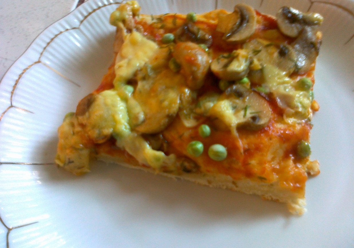 pizza z pieczarkami i zielonym groszkiem foto