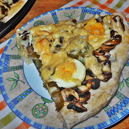 Krok 11 - Pizza z pieczarkami, jajkiem i ogórkiem foto