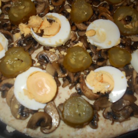 Krok 8 - Pizza z pieczarkami, jajkiem i ogórkiem foto