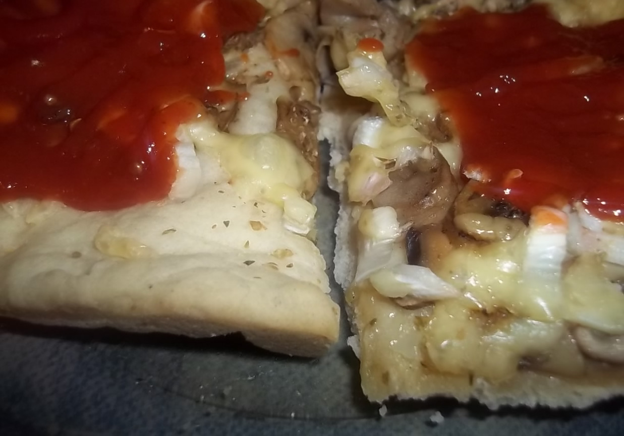 Pizza z pieczarkami na cienkim spodzie foto