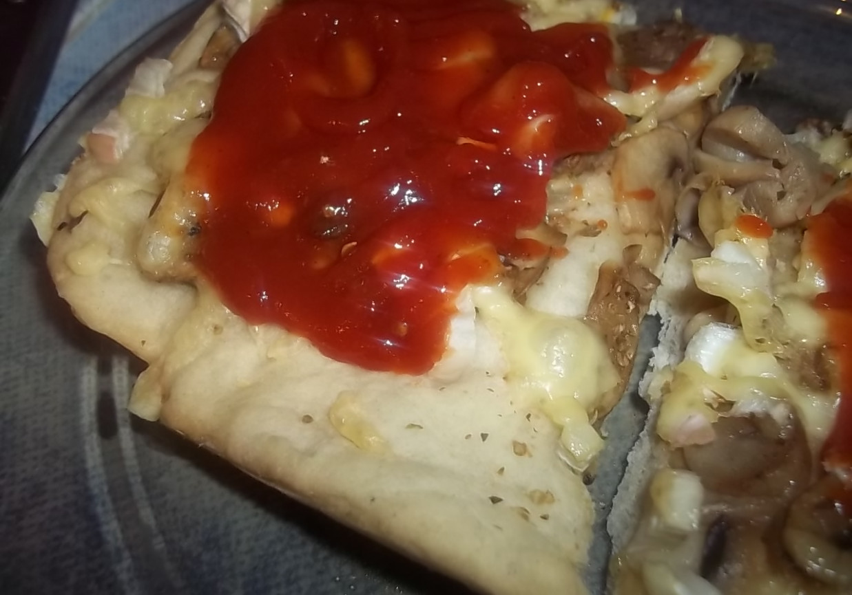 Pizza z pieczarkami na cienkim spodzie foto