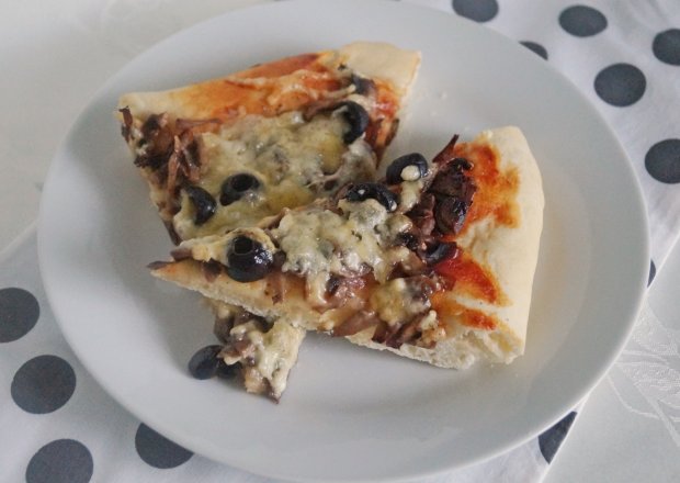 Fotografia przedstawiająca Pizza z pieczarkami, oliwkami i gorgonzolą