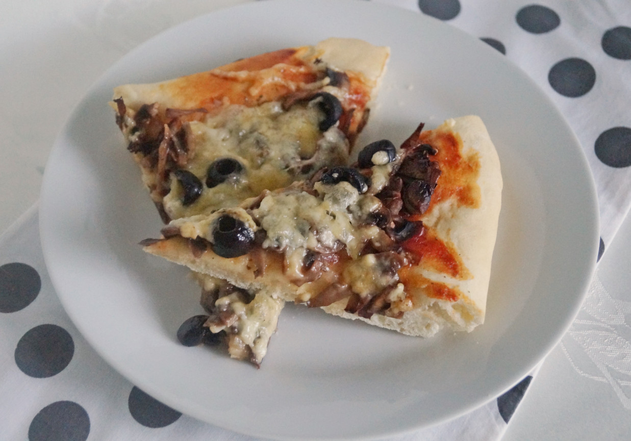 Pizza z pieczarkami, oliwkami i gorgonzolą foto