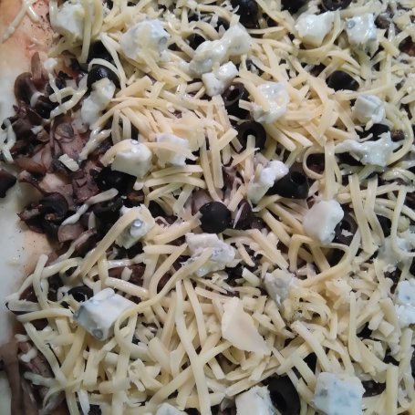 Krok 4 - Pizza z pieczarkami, oliwkami i gorgonzolą foto