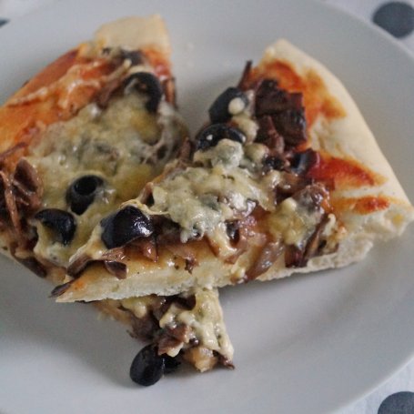 Krok 5 - Pizza z pieczarkami, oliwkami i gorgonzolą foto