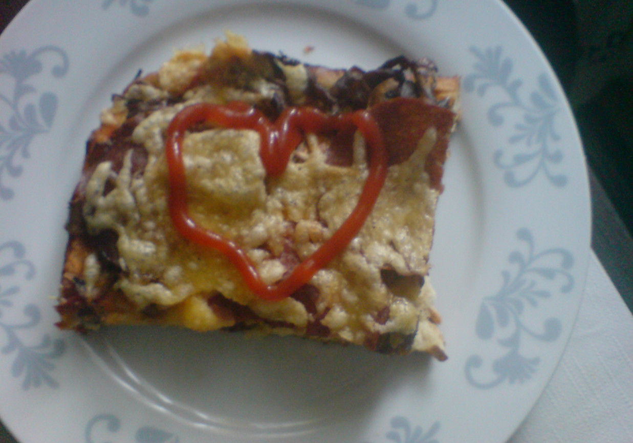 Pizza z pieczarkami, salami i serem DoradcaSmaku.pl