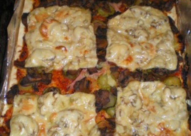 Fotografia przedstawiająca Pizza z pieczarkami, szynką i warzywami