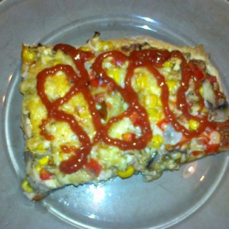 Krok 3 - Pizza z pieczarkami, szynką z dodatkiem kukurydzy foto