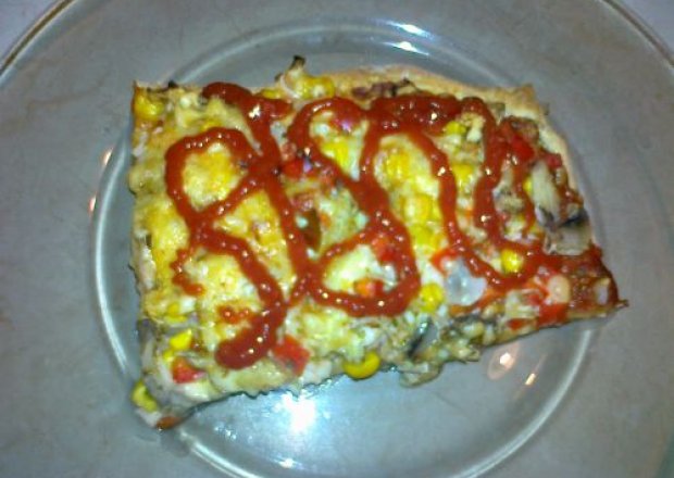 Fotografia przedstawiająca Pizza z pieczarkami, szynką z dodatkiem kukurydzy