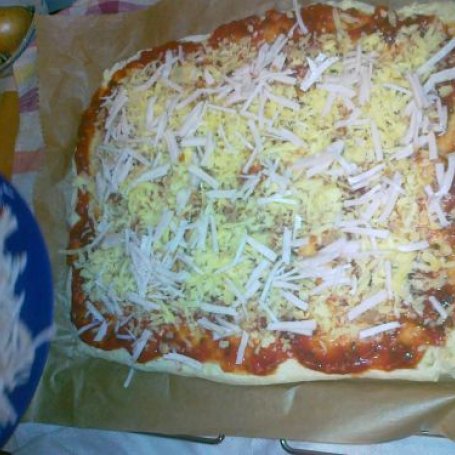 Krok 2 - Pizza z pieczarkami, szynką z dodatkiem kukurydzy foto