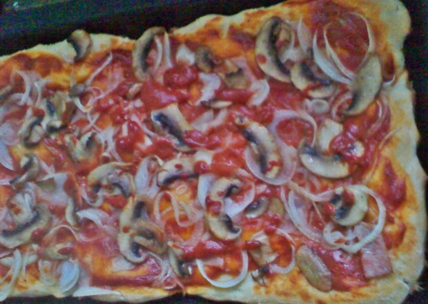 Fotografia przedstawiająca Pizza z pieczarkami