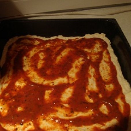 Krok 2 - Pizza z pieczarkami foto