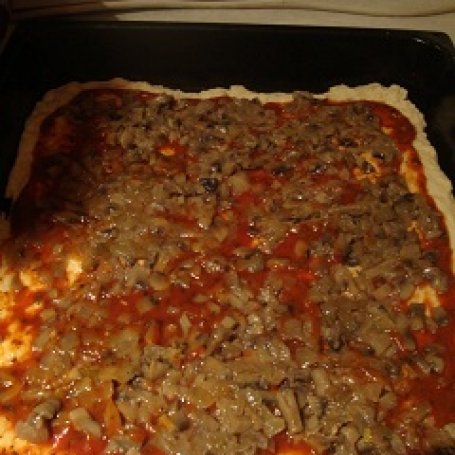 Krok 3 - Pizza z pieczarkami foto