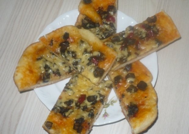 Fotografia przedstawiająca pizza z pieczarkami