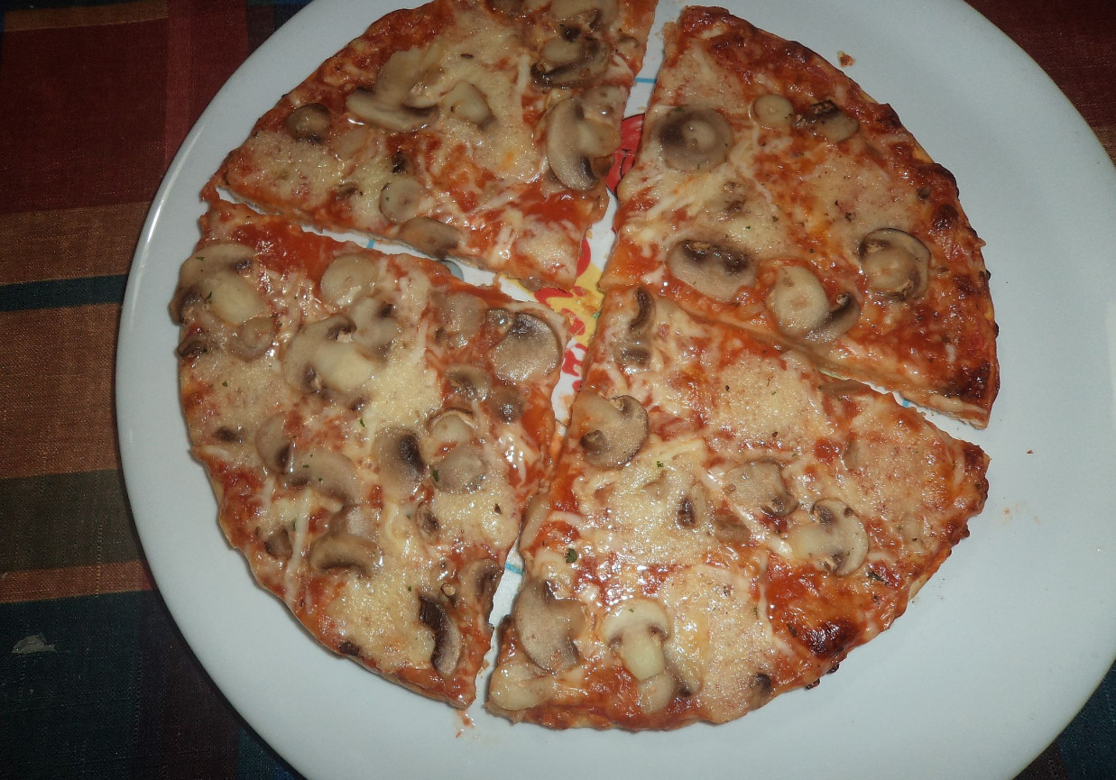 Pizza z pieczarkami foto
