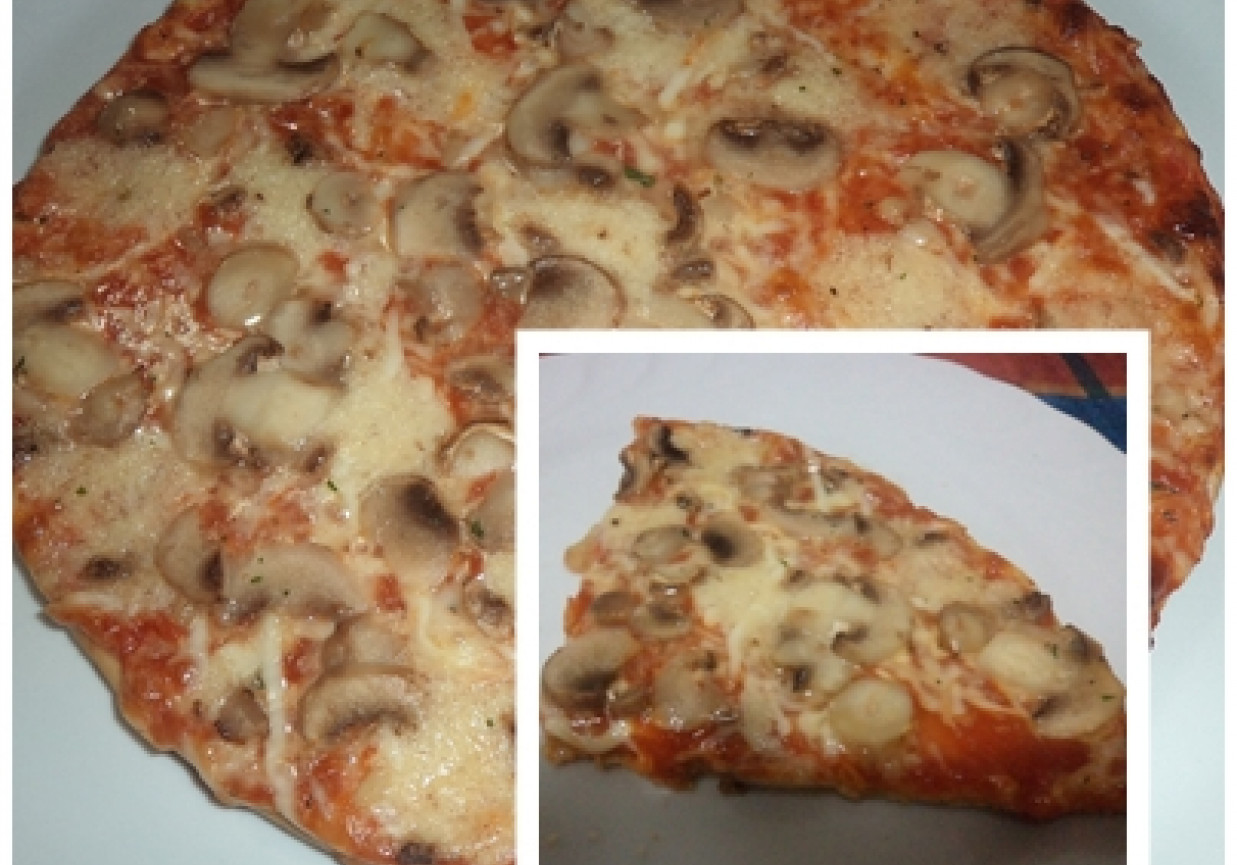 Pizza z pieczarkami foto