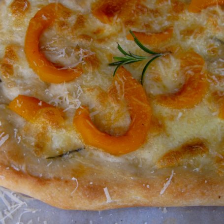 Krok 6 - Pizza z pieczoną dynią foto