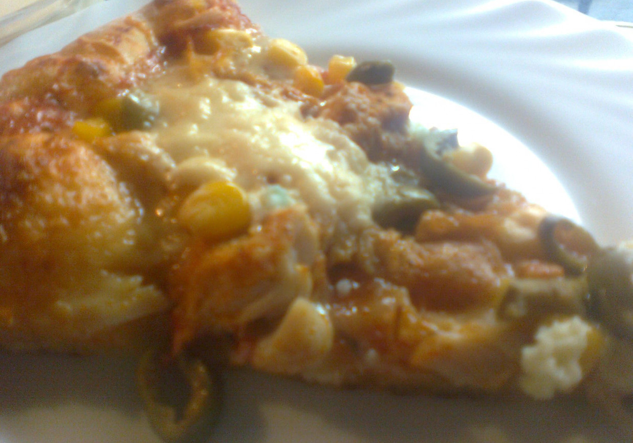 Pizza z pieczonym kurczakiem i mozzarellą foto