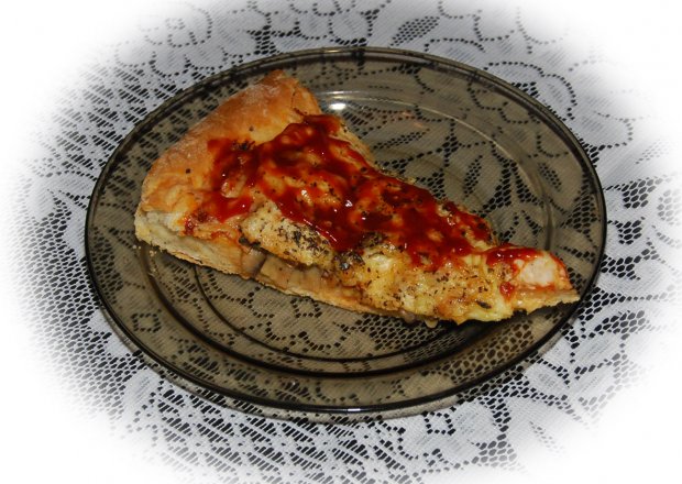 Fotografia przedstawiająca Pizza z piersią kurczaka i pieczarkami