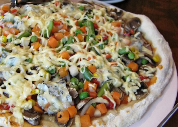 Fotografia przedstawiająca Pizza z pleśniowym serem i warzywami