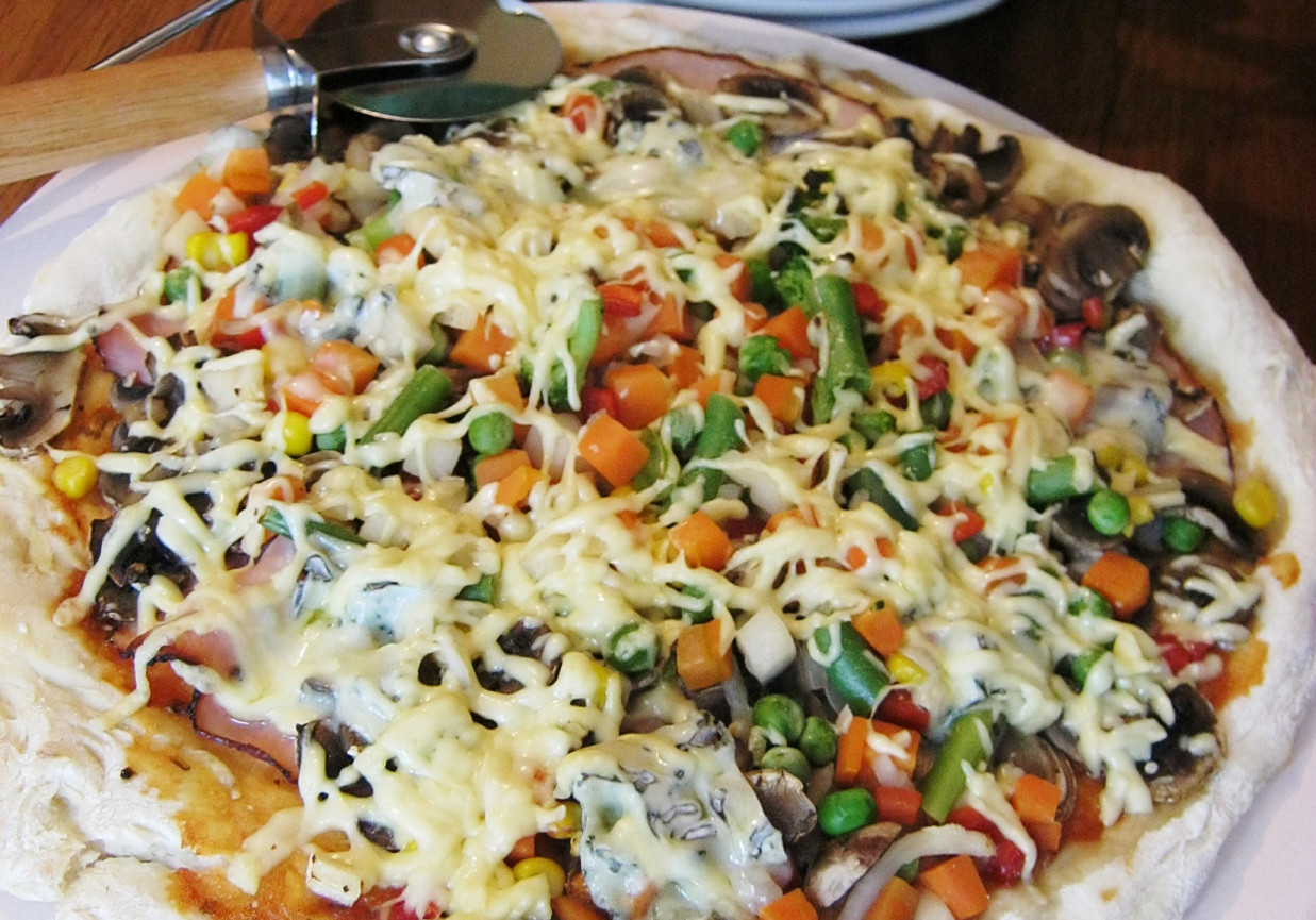 Pizza z pleśniowym serem i warzywami foto