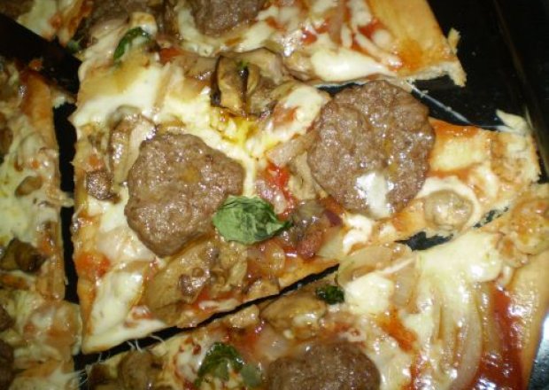 Fotografia przedstawiająca Pizza z podwójnym serem i bazylią