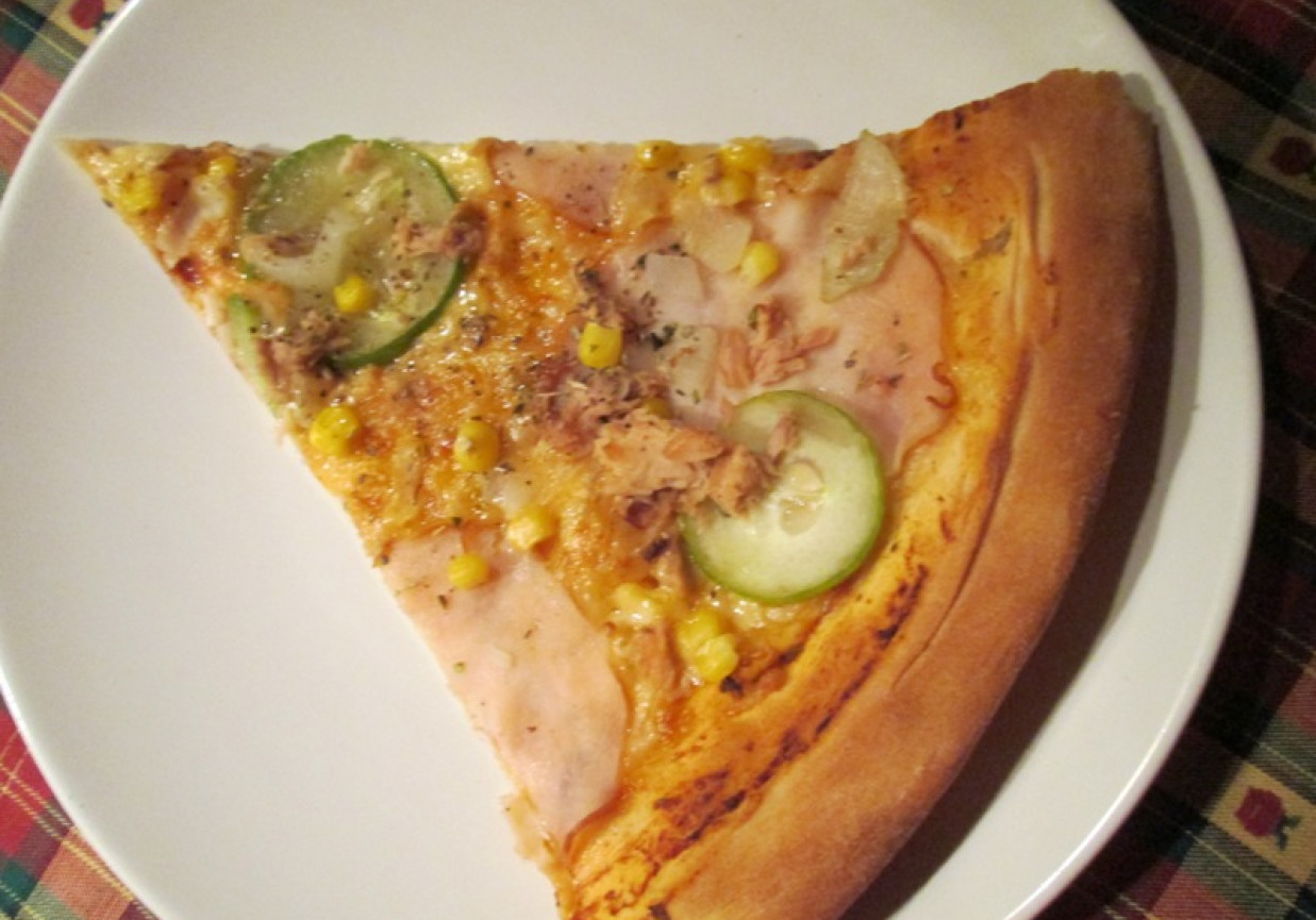 Pizza z polędwicą i tuńczykiem  foto