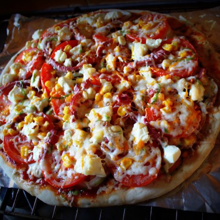 Krok 3 - Pizza z pomidorami, fetą i szynką foto