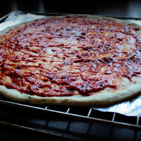 Krok 1 - Pizza z pomidorami, fetą i szynką foto