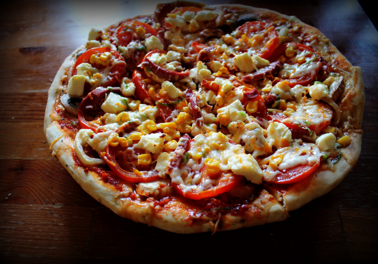 Pizza z pomidorami, fetą i szynką foto