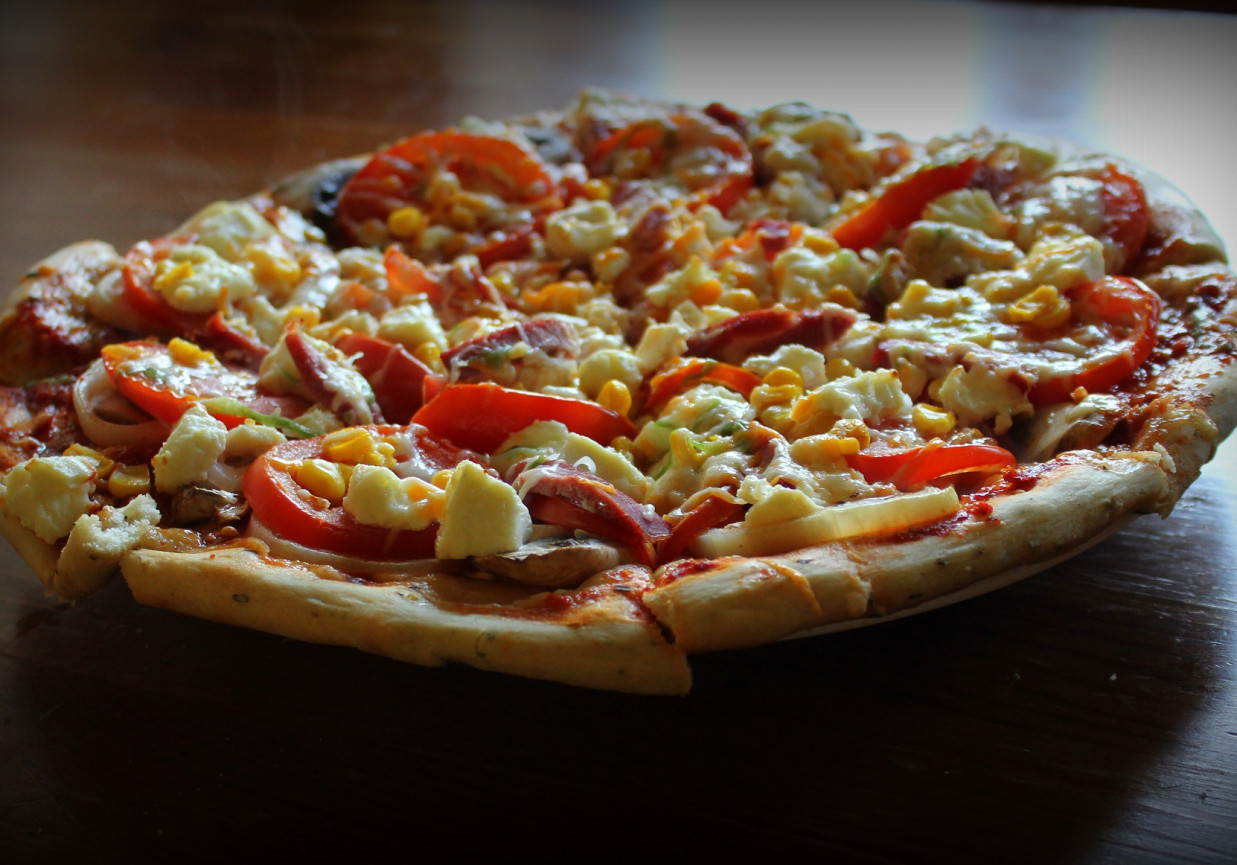 Pizza z pomidorami, fetą i szynką foto