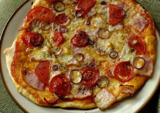 Fotografia przedstawiająca Pizza z pomidorami i i mozarellą