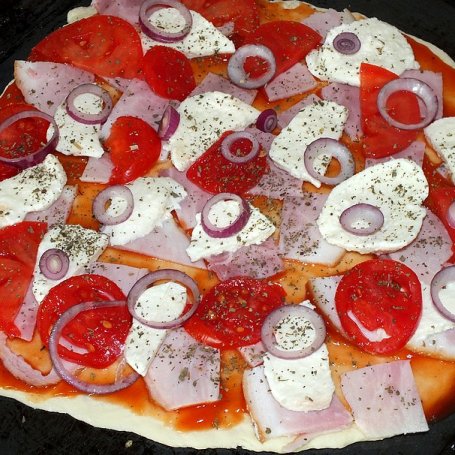 Krok 4 - Pizza z pomidorami i i mozarellą  foto