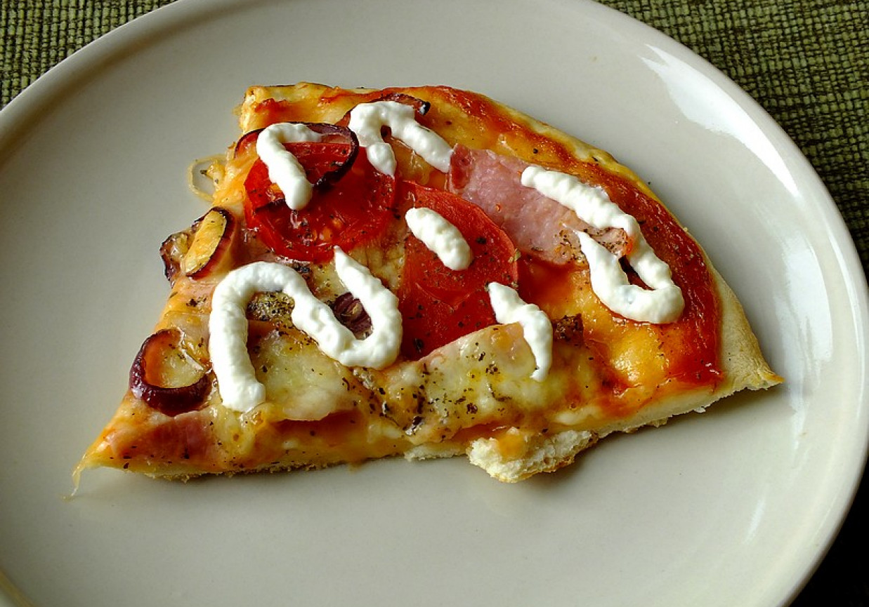 Pizza z pomidorami i i mozarellą  foto