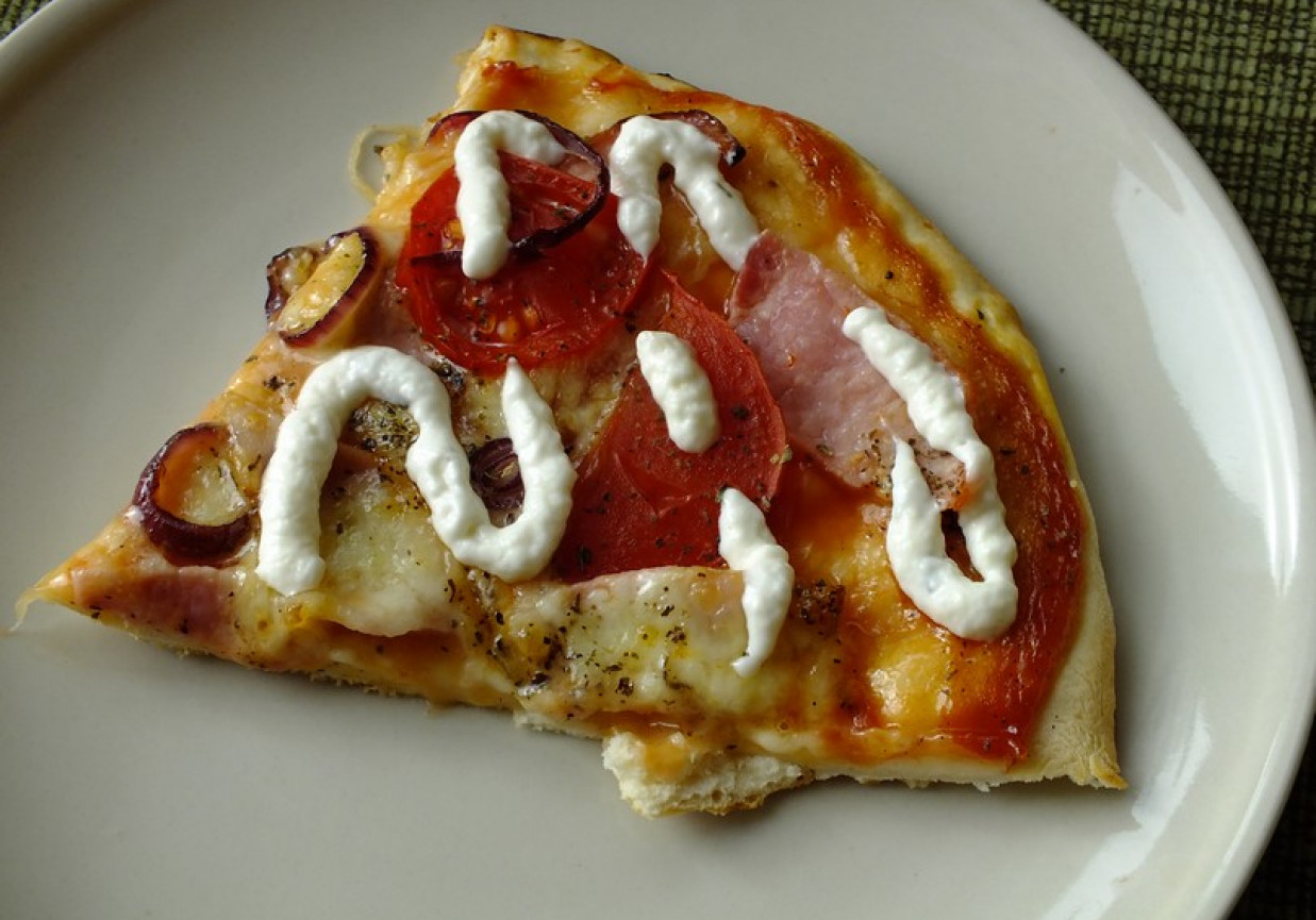Pizza z pomidorami i i mozarellą  foto