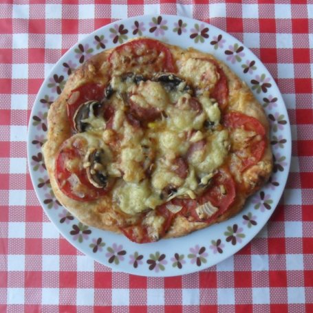 Krok 4 - Pizza z pomidorami i kiełbasą foto