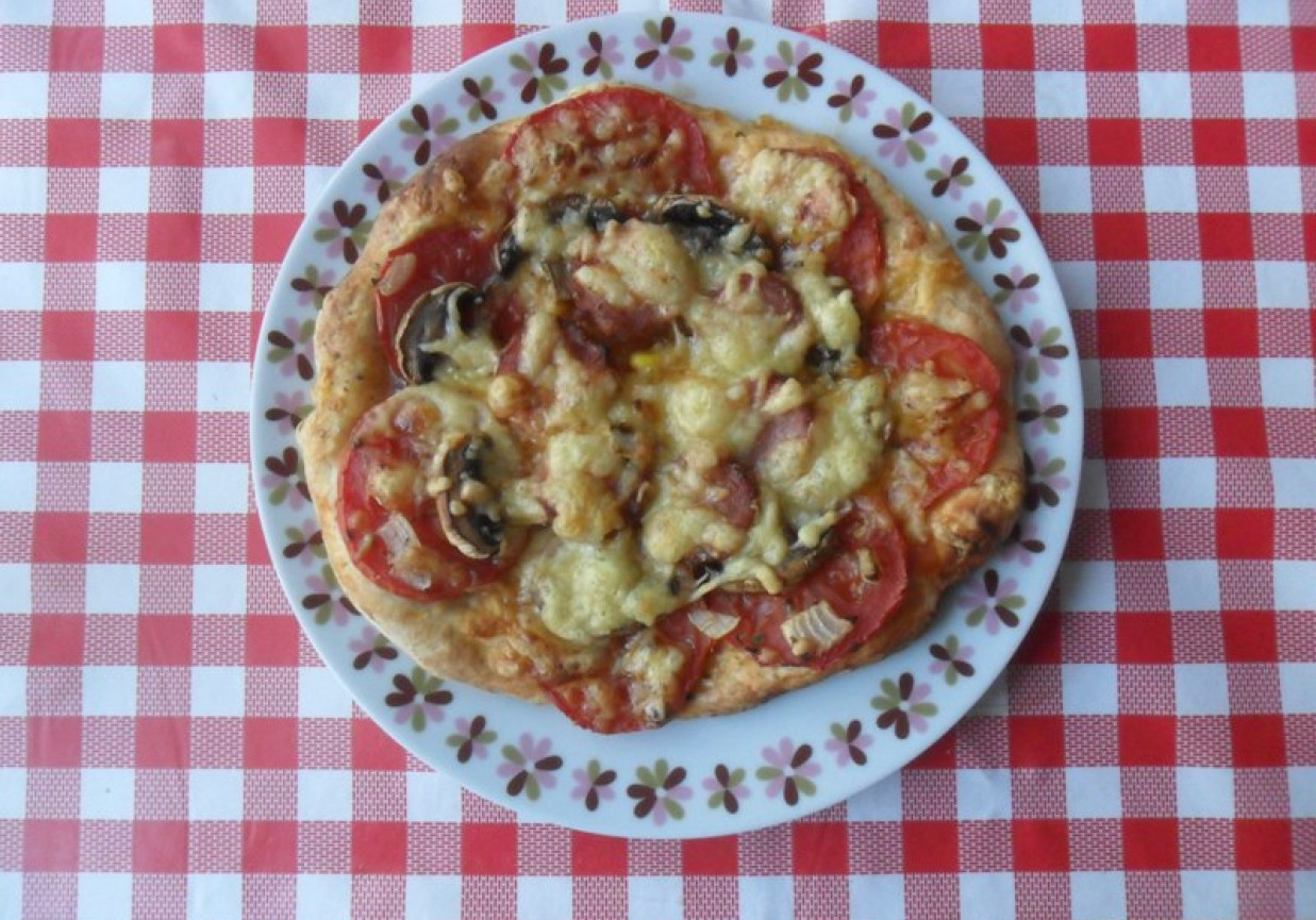 Pizza z pomidorami i kiełbasą foto