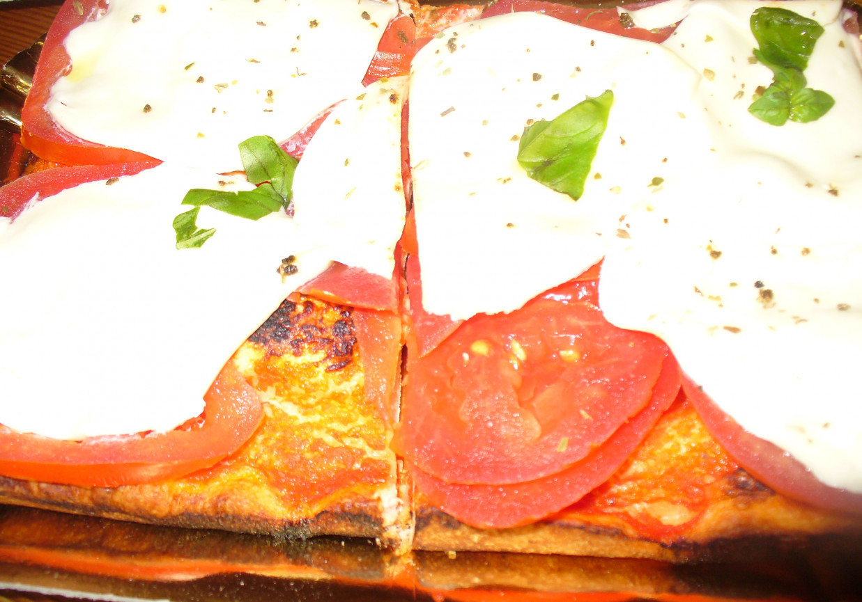 Pizza z pomidorami i mozarellą foto