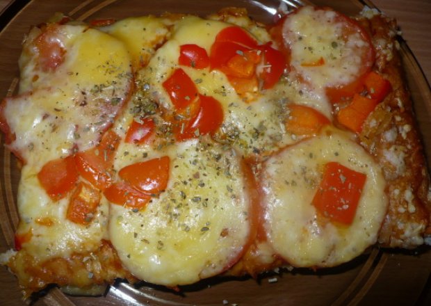 Fotografia przedstawiająca Pizza z pomidorami i mozarellą